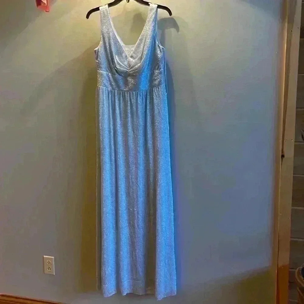 Beautiful blue shimmering size 6 Scarlett formal dress.